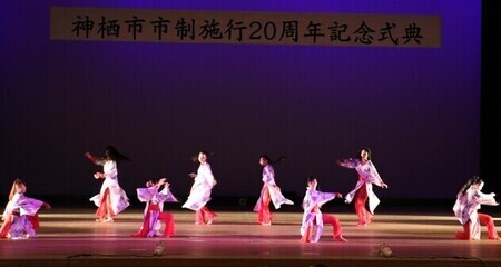 写真：ステージ上でキッズダンスを披露するようす