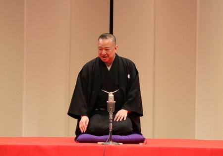 写真：ステージ上で落語を披露するようす