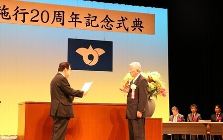 写真：特別表彰で石田市長が表彰状を読み上げるようす
