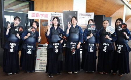 写真:鹿島学園高校女子部員が神栖市PRブース前で記念撮影
