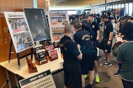 写真:神栖市PRブースなど各種ブースが出店し、選手や観客で賑わうホール