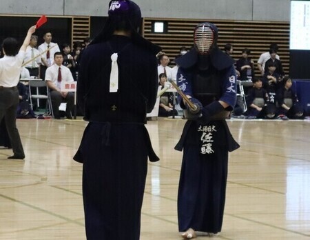 写真:神栖市出身の土浦日大高の佐藤選手。間合いの駆け引きのようす