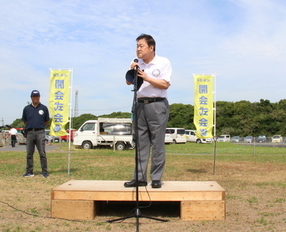写真:2025年6月28日日川浜海水浴場にて撮影。参加者を前で挨拶をする市長