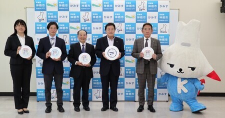 写真:2025年6月2日撮影。訪問者4名と市長とカミスココくん