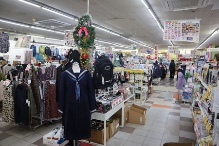 写真：洋服に限らず、さまざまな日用品も陳列された店内