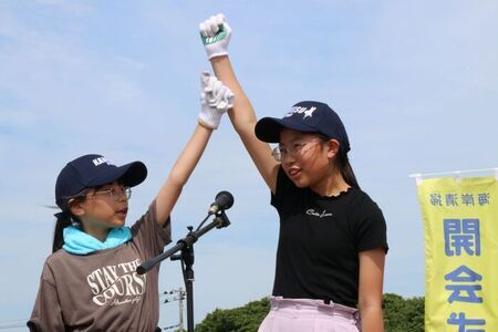 写真：開会式で海岸清掃の開始号令をする小学生