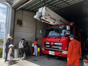 写真：消防車両の見学する参加者