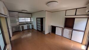 写真:床下収納を備えたフローリング張りのダイニングキッチン