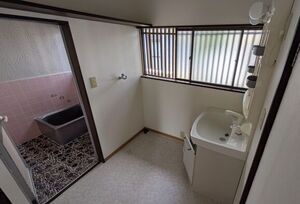 写真:白を基調とした清潔感のある洗面室