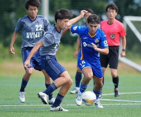 写真：ボールを奪い合う選手たち
