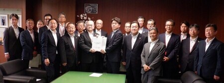 写真：2025年7月24日国土交通省にて撮影。国土交通大臣へ要望書を渡しているようす。