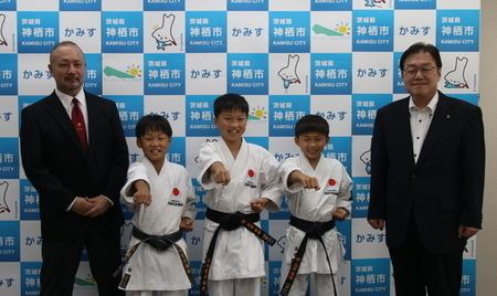 写真：2025年7月8日撮影。石田市長と訪問者4名。