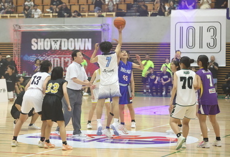 写真:市長が真上に投げたボールを取り合う選手達