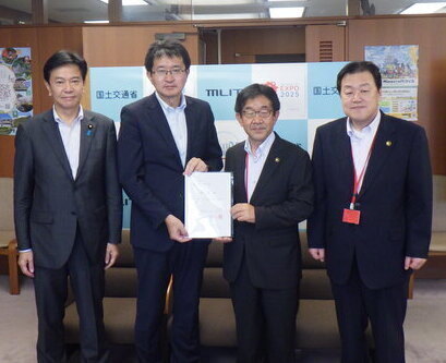写真:2025年8月22日、提出する要望書を手に市長および他3名と記念撮影
