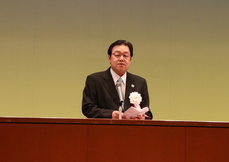 写真:2025年8月2日神栖市文化センターにて撮影。式辞を読み上げる市長。