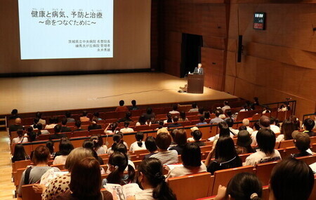 写真:2025年8月3日撮影。医師による講義を熱心に聞く参加者