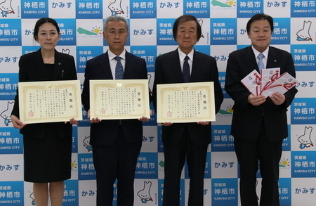 写真:2025年8月5日撮影。訪問者3名と市長