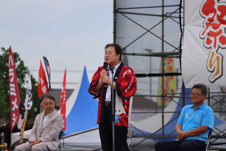 写真：2025年9月13日撮影。ステージ上で挨拶をする市長