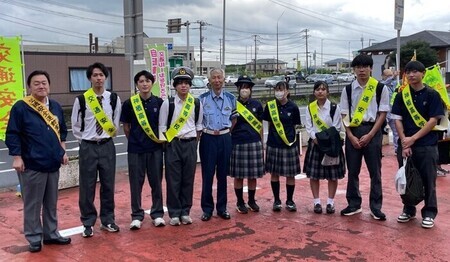写真:2025年9月19日神栖市役所前で撮影。ボランティアと神栖警察署署長および市長で記念撮影