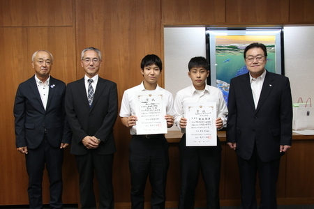 写真:2025年9月29日撮影。訪問者3名と教育長および市長