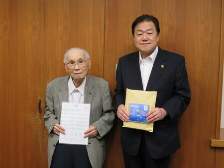 写真:2025年9月2日撮影。訪問者と市長