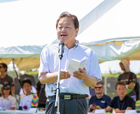 写真：2025年9月3日海浜運動公園にて撮影。開会式の挨拶をする市長。