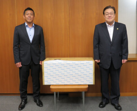 写真:2025年9月12日撮影。寄贈された空気清浄機とともに寄付者と市長で記念撮影。