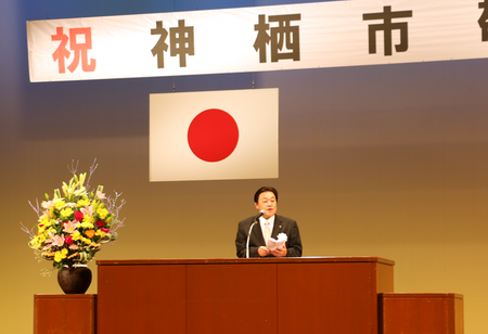 写真：2025年9月15日撮影。壇上で挨拶をする市長