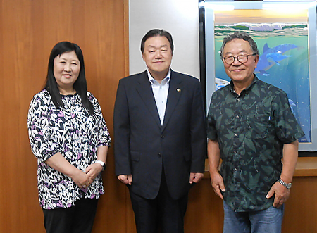 写真:2025年9月3日撮影。訪問者2名と市長