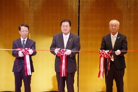 写真：2025年10月11日撮影。芸術祭の開催にあたり、テープカットをする市長と教育長ならびに運営委員長