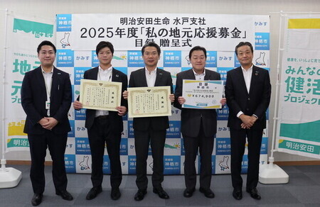 写真：2025年10月14日撮影。訪問者4名と市長。