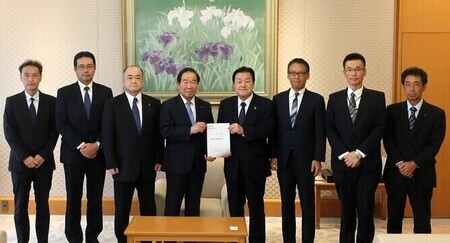 写真：2025年10月17日撮影。額賀衆議院議長へ要望書を手渡しする石田市長