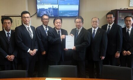写真：2025年10月17日撮影。安部港湾局長へ要望書を手渡しする石田市長
