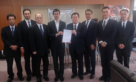 写真：2025年10月17日撮影。高見大臣政務官へ要望書を手渡しする石田市長