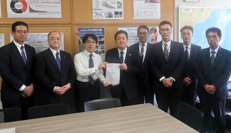 写真：2025年10月17日撮影。沓掛道路局長へ要望書を手渡しする石田市長