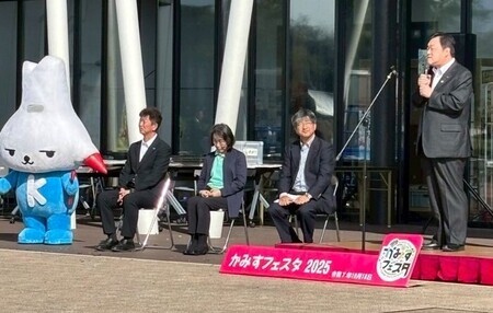 写真:2025年10月18日撮影。開会式であいさつをする市長