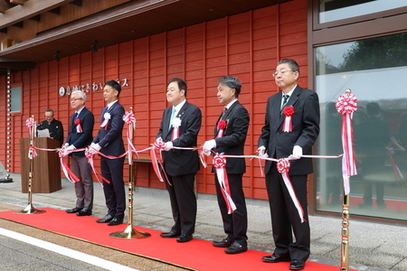 写真：2025年10月1日撮影。息栖にぎわいテラスの前でテープカットをしているようす