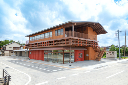 写真：太い梁が組まれて軒下に張り出した「せがい造り」が特徴的な息栖にぎわいテラスの外観