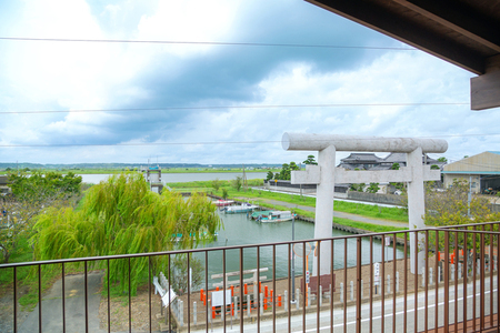 写真：息栖にぎわいテラス2階の眺望テラスから見た景色。息栖神社一の鳥居と忍潮井の向こうに常陸利根川が見える