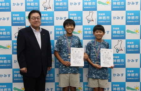 写真：2025年10月21日撮影。訪問者2名と市長。