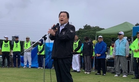 写真:2025年10月25日撮影。開会式であいさつをする市長