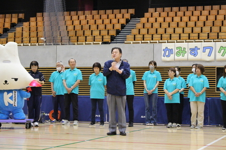 写真:2025年10月4日撮影。開会式で挨拶をする市長