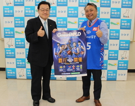 写真：2025年10月6日撮影。訪問者と市長