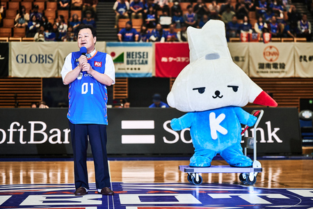 写真：2025年11月1日撮影。市長とカミスココくん