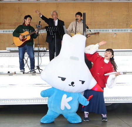 写真:2025年12月6日撮影。ステージイベントのようす