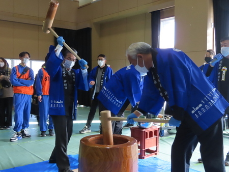 写真:2025年12月7日撮影。うずも地域コミュニティ協議会の会員とともに餅つきをする市長
