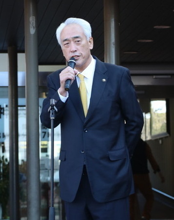 写真：2025年12月8日、市役所本庁舎の玄関前で挨拶をする市長