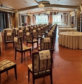 画像：会場内にたくさんの椅子や円卓が並べられている