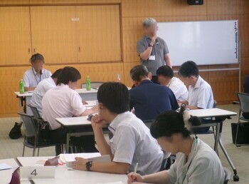 写真：児童虐待防止研修会に参加する職員