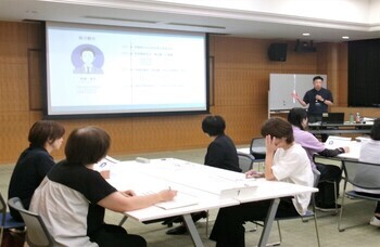 写真：児童虐待防止研修会に参加している様子